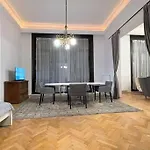 New, 195 Sqm, Full Center Of *